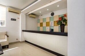 Reception - Townhouse Oak Hotel Niaga Surabaya (Surabaya)