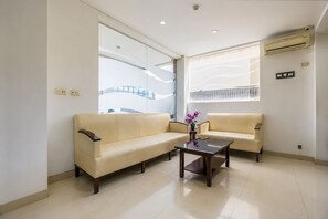 Unclassified image, 4 of 39, button - Townhouse Oak Hotel Niaga Surabaya (Surabaya)