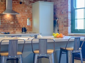 Oven, dishwasher, high chair, cookware/dishes/utensils - 3 Bed in Freshwater (oc-78098) (Freshwater)