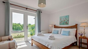 5 室のベッドルーム、旅行用ベビーベッド、WiFi (無料)、ベッドシーツ