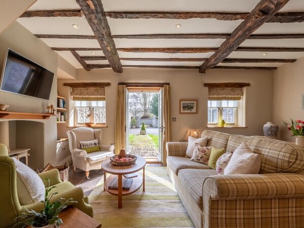 TV, fireplace - 2 Bed in Brecon (oc-42931) (Llanfrynach)