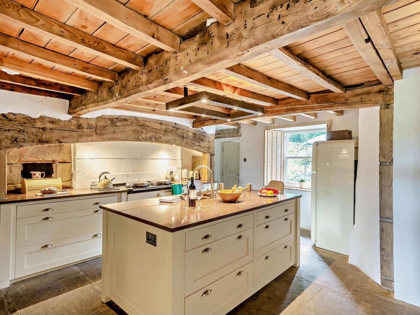 Horno, trona infantil y utensilios de cocina
