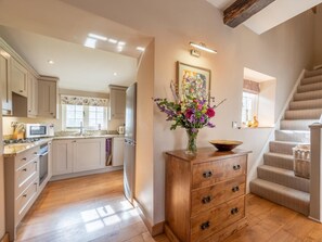 Oven, dishwasher, cookware/dishes/utensils - 1 Bed in Brecon (oc-42942) (Llanfrynach)