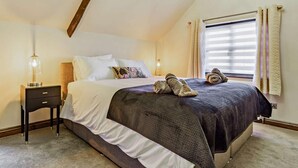 A bedroom with a bed, bedside table, lamp, and window with curtains. - 2 Bed in Barnstaple (oc-linor) (Hiscott)