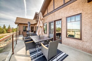 Outdoor dining - Relaxing Countryside Retreat Minutes from Red Deer (RED DEER COUNTY)