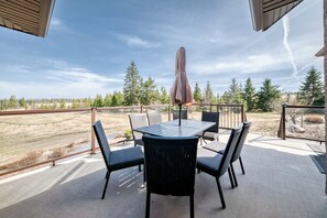Outdoor dining - Relaxing Countryside Retreat Minutes from Red Deer (RED DEER COUNTY)