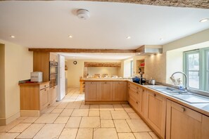 Oven, dishwasher, high chair, cookware/dishes/utensils - 5 Bed in Wells (oc-64472) (Yarley)