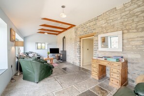 TV, fireplace - 5 Bed in Wells (oc-64472) (Yarley)