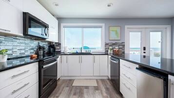 Coffee/tea maker, fridge, microwave, oven