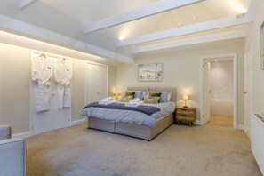 A bedroom with a bed, bedside lamps, a wardrobe, and a painting on the wall. - 3 Bed in Northrepps (oc-f36625) (Overstrand)