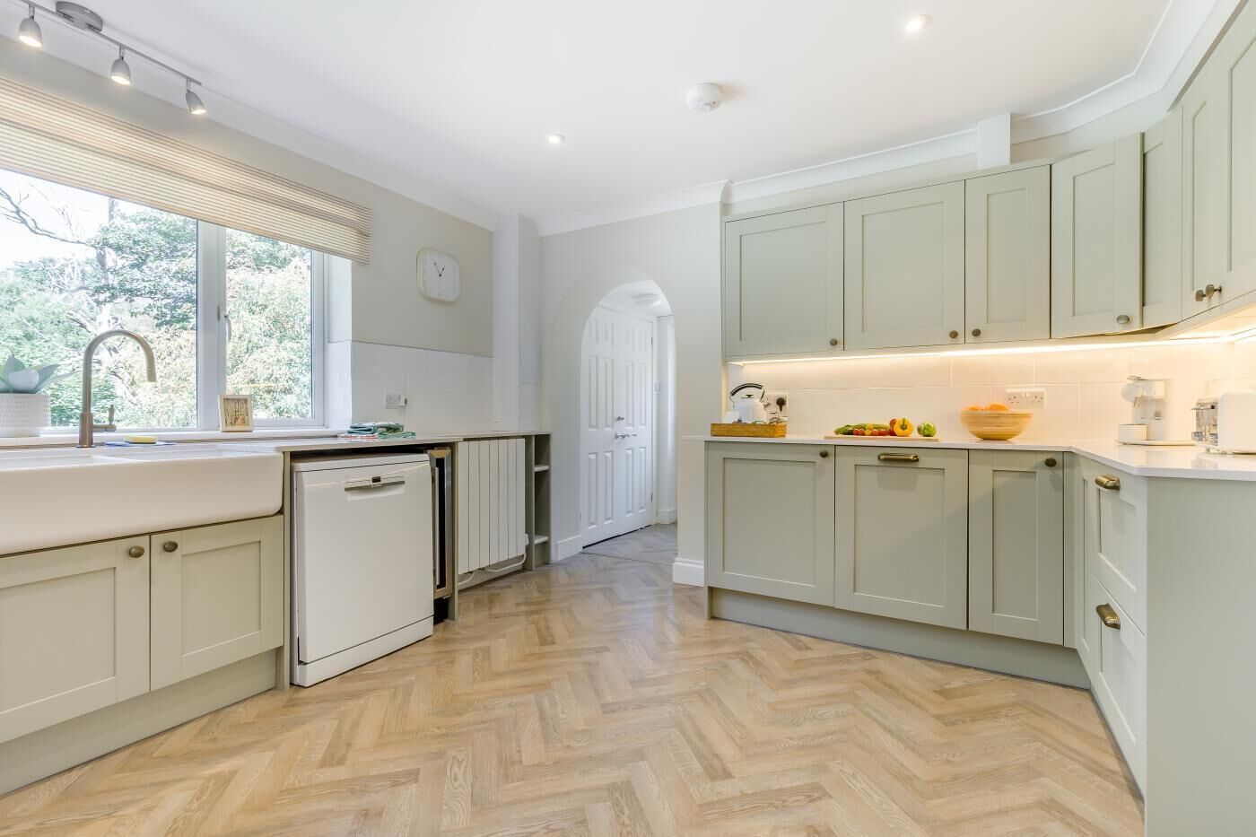 Four à micro-ondes, un four, lave-vaisselle, vaisselle et ustensiles