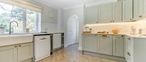 Four à micro-ondes, un four, lave-vaisselle, vaisselle et ustensiles