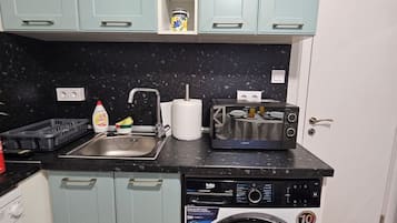 Deluxe Apartment, Balcony, City View | Private kitchen
