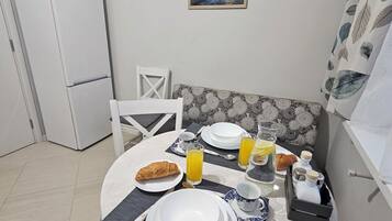 Deluxe-Apartment, Balkon, Stadtblick | Speisen