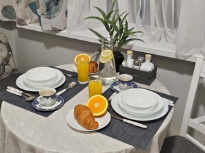 Deluxe-huoneisto, parveke, kaupunkinäköala | Ruokailu