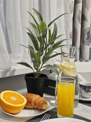 Apartamento luxo, sacada, vista para a cidade | Café da manhã