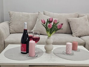 Deluxe-Apartment, Balkon, Stadtblick | Essen und Trinken