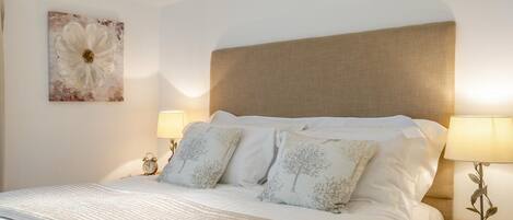 2 bedrooms, iron/ironing board, travel cot, free WiFi