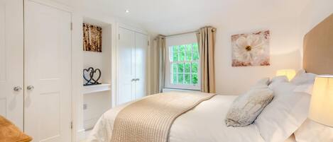 2 bedrooms, iron/ironing board, travel cot, free WiFi