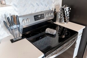 Wasserkocher mit Kaffee-/Teezubehör, Kühlschrank, Mikrowelle, Ofen