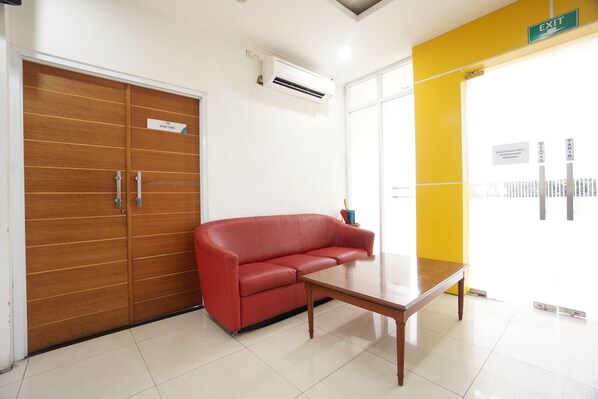 Lobby sitting area - Townhouse Oak Hotel Damar Kurung (Gresik)