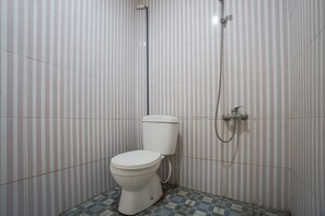 Towels, soap, toilet paper - Townhouse Oak Hotel Damar Kurung (Gresik)
