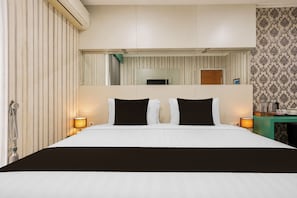 Deluxe Double Room | Desk, soundproofing, free WiFi, bed sheets - Townhouse Oak Hotel Damar Kurung (Gresik)