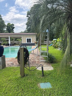 Una piscina al aire libre
