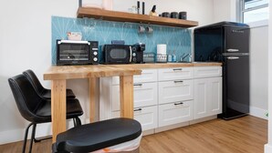 Kaffe- och tebryggare, kylskåp, mikrovågsugn och ugn
