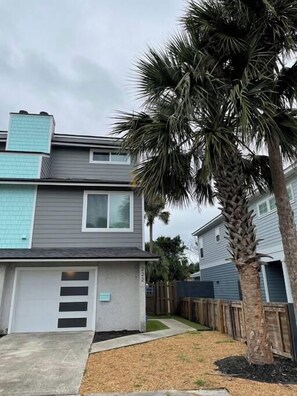 Exterior - Vacay or Relocation Home | 3 min walk to beach (Neptune Beach)