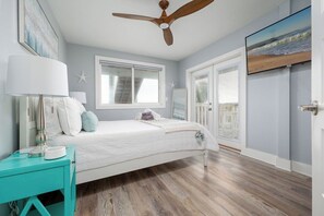 Tabla de planchar con plancha, wifi gratis y ropa de cama 
