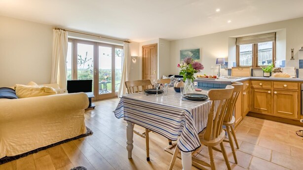 Un intérieur moderne comprenant un coin repas, une cuisine et un balcon avec vue.