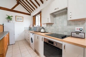 Microwave, oven, cookware/dishes/utensils - 2 Bed in Thurleigh (oc-s42690) (Thurleigh)