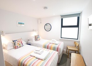Bügeleisen/Bügelbrett, Reisekinderbett, kostenloses WLAN, Bettwäsche