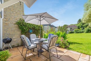 Outdoor dining - 2 Bed in Goldenbank (oc-t42750) (Goldenbank)