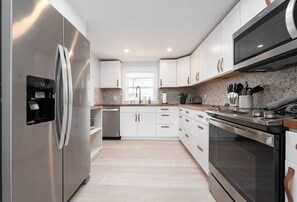 Wasserkocher mit Kaffee-/Teezubehör, Kühlschrank, Mikrowelle, Ofen