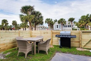 Outdoor dining - Be A Nomad | Jacksonville Beach 2BR Near Pier | Free Parking | Washer and Dryer (Jacksonville Beach)