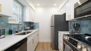 Refrigerador, microondas, horno, placa de cocina
