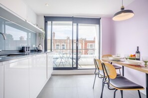 Microwave, oven, dishwasher, cookware/dishes/utensils - 2 Bed in Swanage (oc-c41747) (Swanage)