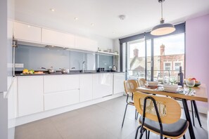 Microwave, oven, dishwasher, cookware/dishes/utensils - 2 Bed in Swanage (oc-c41747) (Swanage)