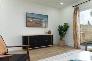 TV - Be A Nomad | 2BR Jacksonville Beach | 3 Blocks to Beach | Beach Gear Included (Jacksonville Beach)