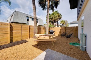 Outdoor dining - Be A Nomad | 2BR Jacksonville Beach | 3 Blocks to Beach | Beach Gear Included (Jacksonville Beach)