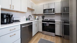 Private kitchen - Be A Nomad | New Listing l 2br 3 blks to beach - D (Jacksonville Beach)
