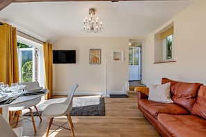 TV - 1 Bed in Milton Damerel (oc-l42805) (Milton Damerel)