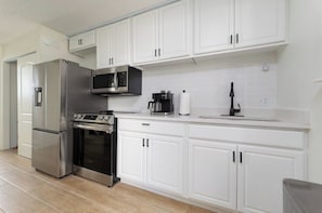 Wasserkocher mit Kaffee-/Teezubehör, Kühlschrank, Mikrowelle, Ofen