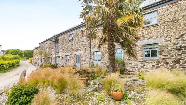 A stone building with multiple windows and a gravel driveway. - 2 Bed in Duloe (oc-r27525) (Duloe)
