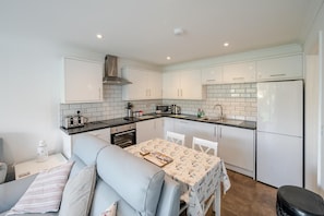 Oven, dishwasher, high chair, cookware/dishes/utensils - 2 Bed in Millendreath (oc-o42698) (Millendreath)