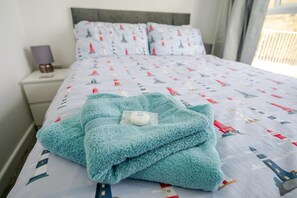 Iron/ironing board, travel cot, free WiFi, bed sheets - 2 Bed in Millendreath (oc-o42698) (Millendreath)