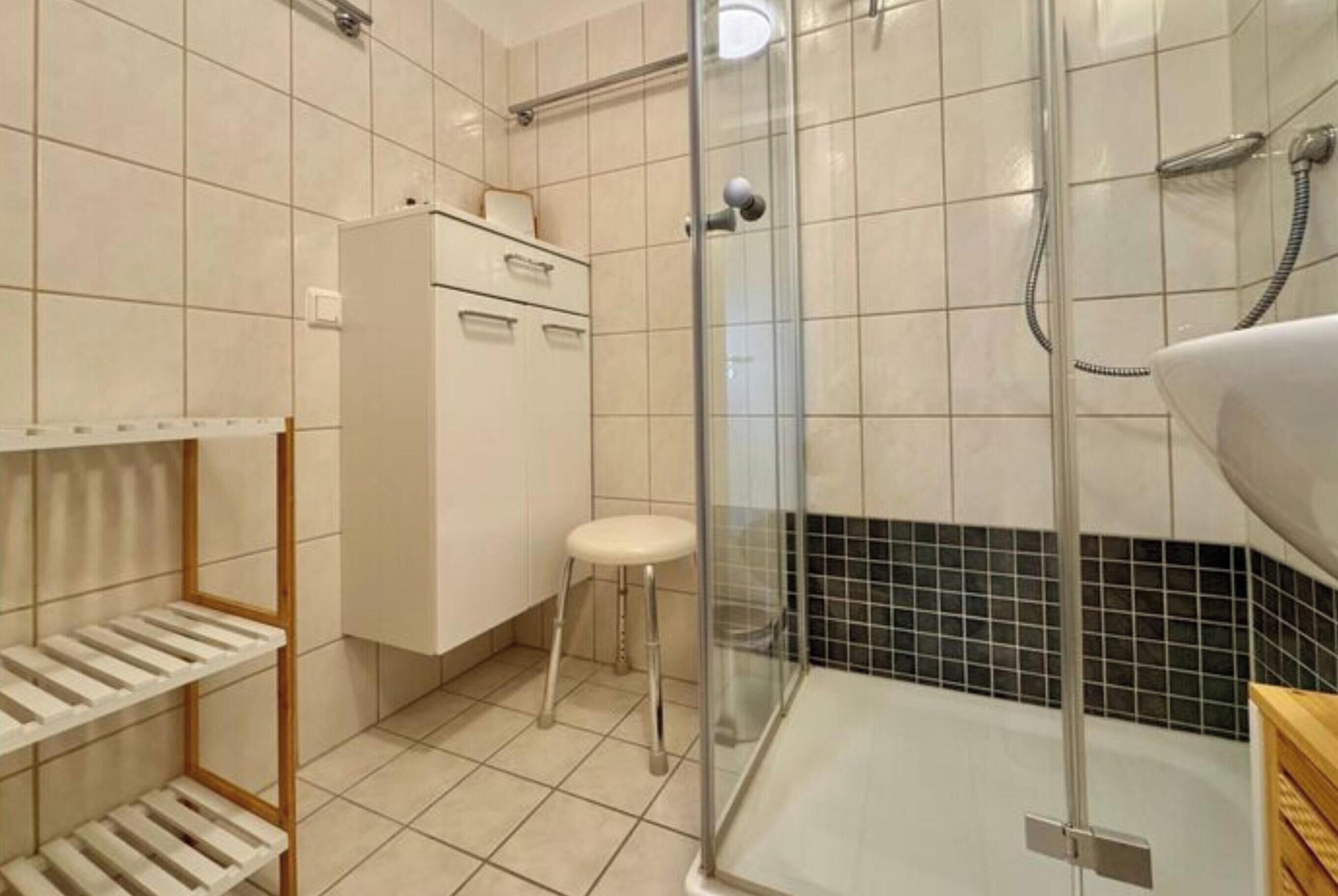 Ein Badezimmer mit Dusche, Toilette und Waschbecken.