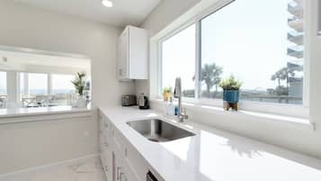 Coffee/tea maker, fridge, microwave, oven